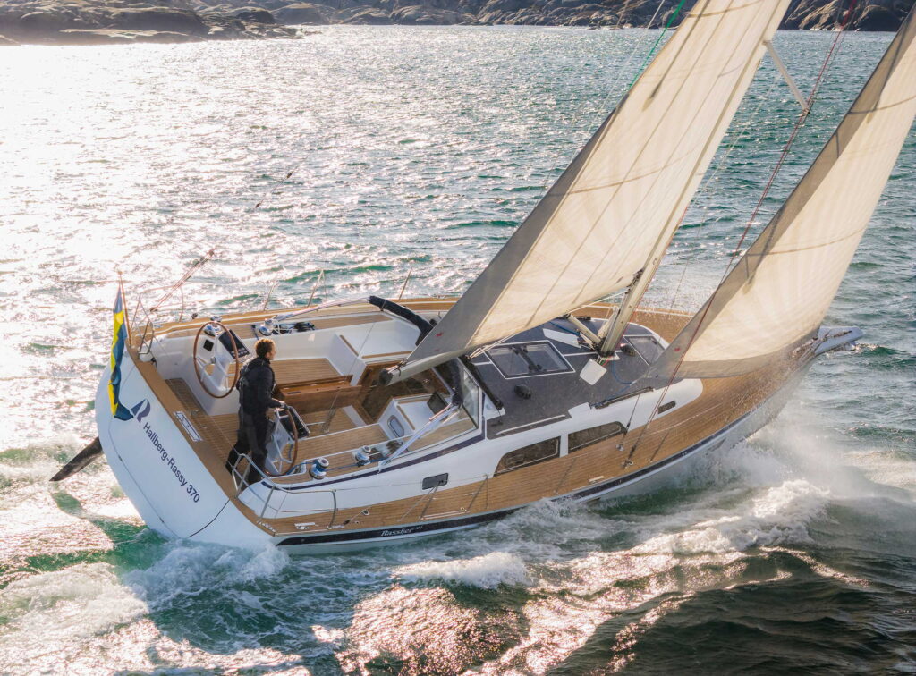 Segelboot Hallberg Rassy 370 beim Segeln im Wasser.