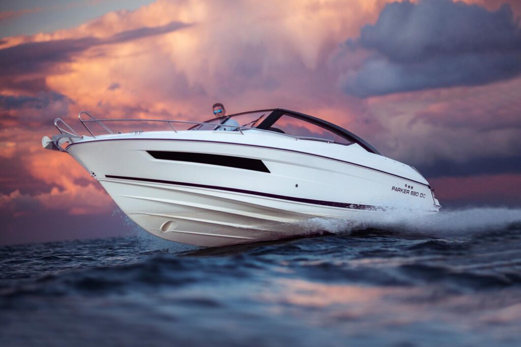 Motorboot Parker im Wasser im Abendrot